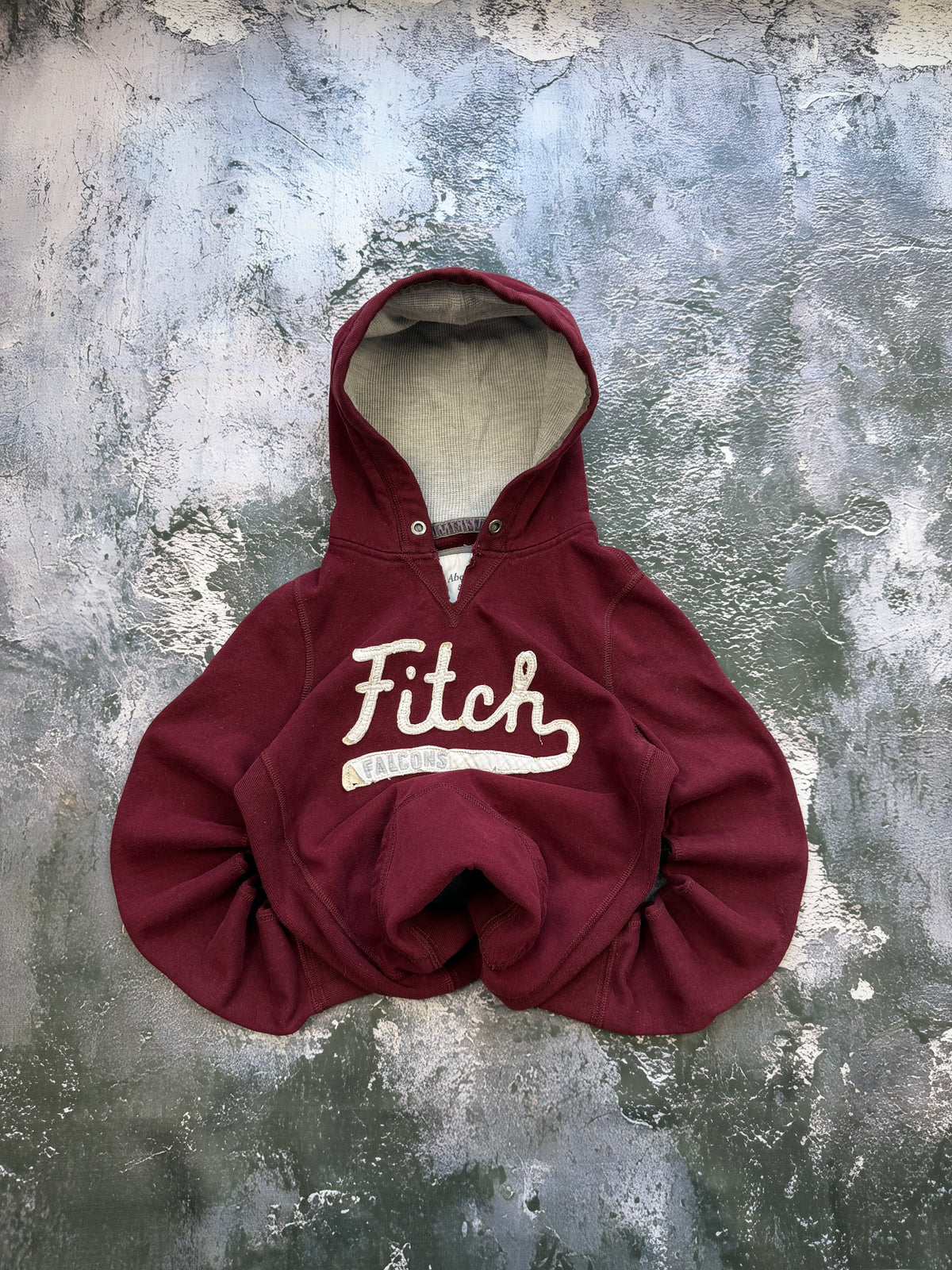 Bluza Abercrombie & Fitch bordowa z napisem – krój przylegający – XS — ujęcie dodatkowe 3