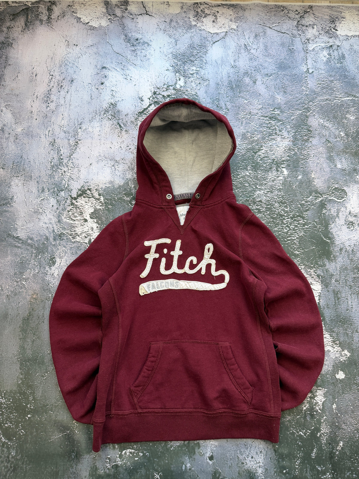 Bluza Abercrombie & Fitch bordowa z napisem – krój przylegający – XS — przód na płasko