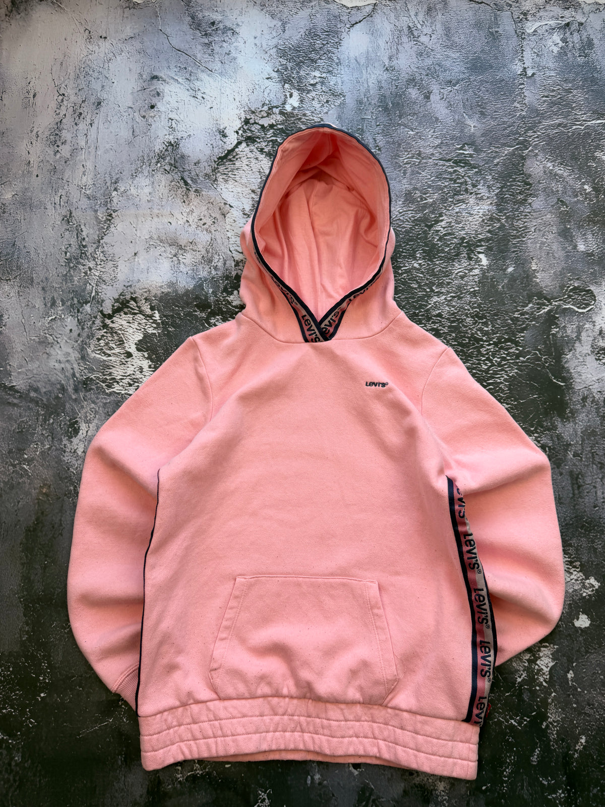 Bluza Levi’s różowa z taśmami z logo – krój prosty – S — przód na płasko