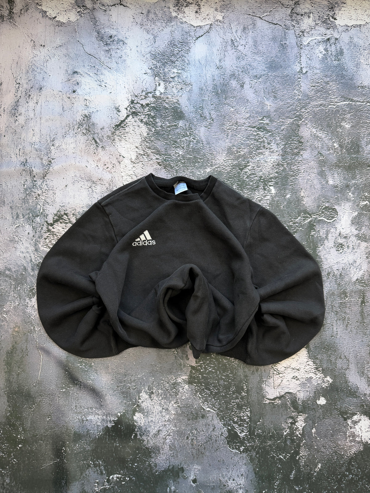 Bluza Adidas czarna z małym logo – krój oversize – M — ujęcie główne