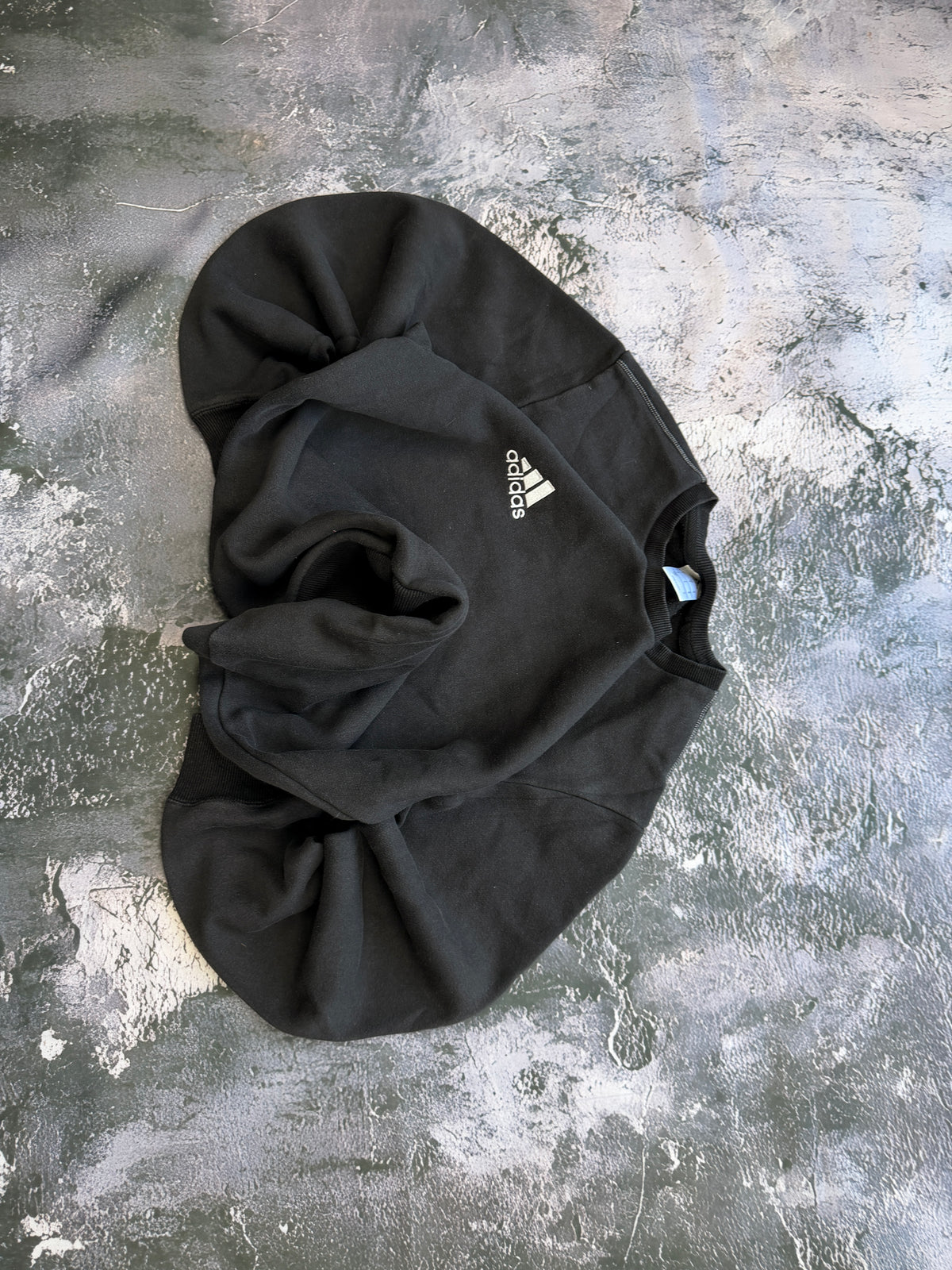 Bluza Adidas czarna z małym logo – krój oversize – M — ujęcie dodatkowe 3