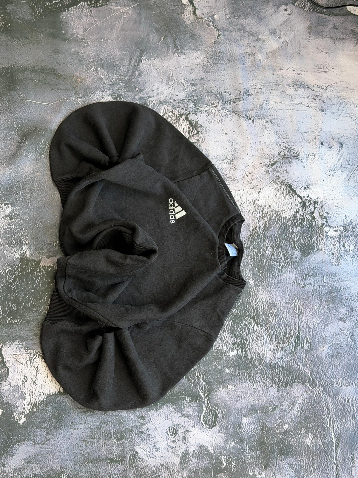 Bluza Adidas czarna z małym logo – krój oversize – M — ujęcie dodatkowe 4