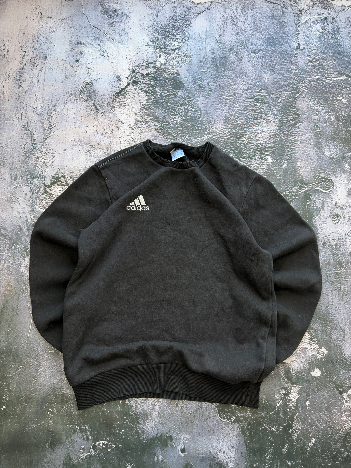 Bluza Adidas czarna z małym logo – krój oversize – M — przód na płasko