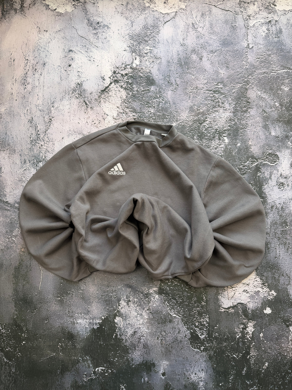 Bluza Adidas szara z małym logo – krój prosty – L — ujęcie główne