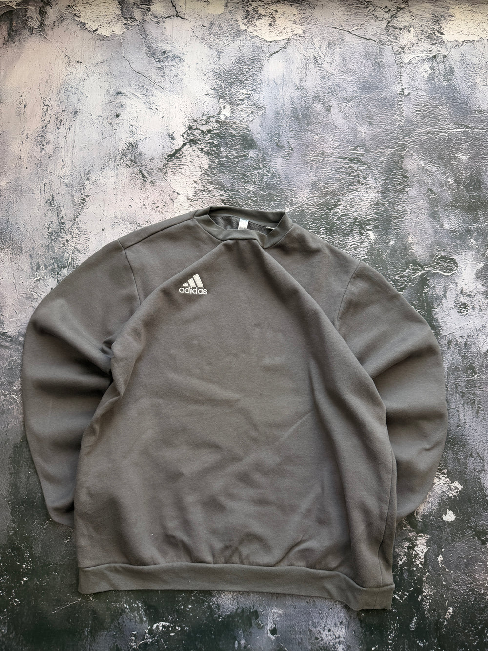 Bluza Adidas szara z małym logo – krój prosty – L