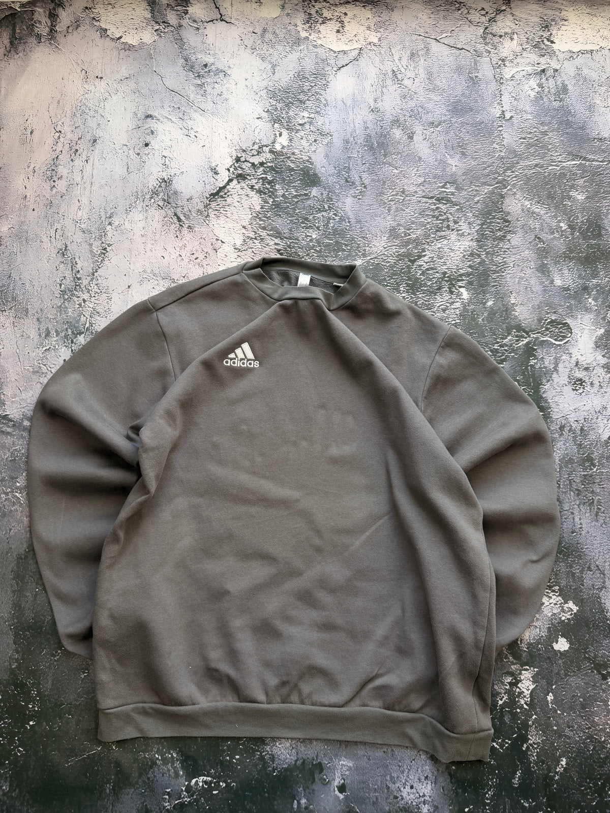 Bluza Adidas szara z małym logo – krój prosty – L — przód na płasko