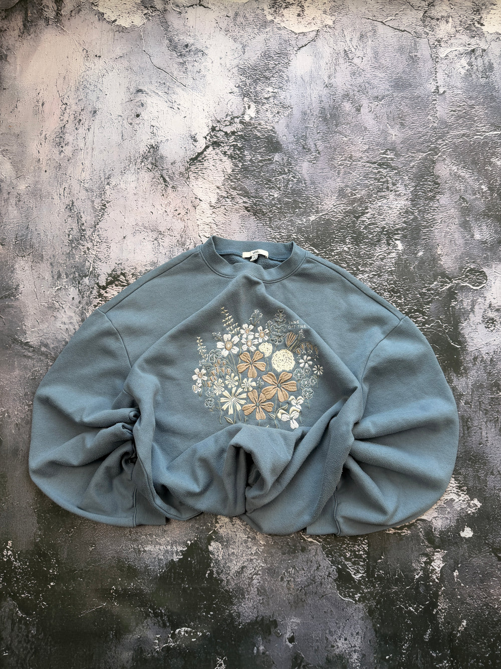 Bluza Vans niebieska z haftem kwiatowym – krój oversize – M