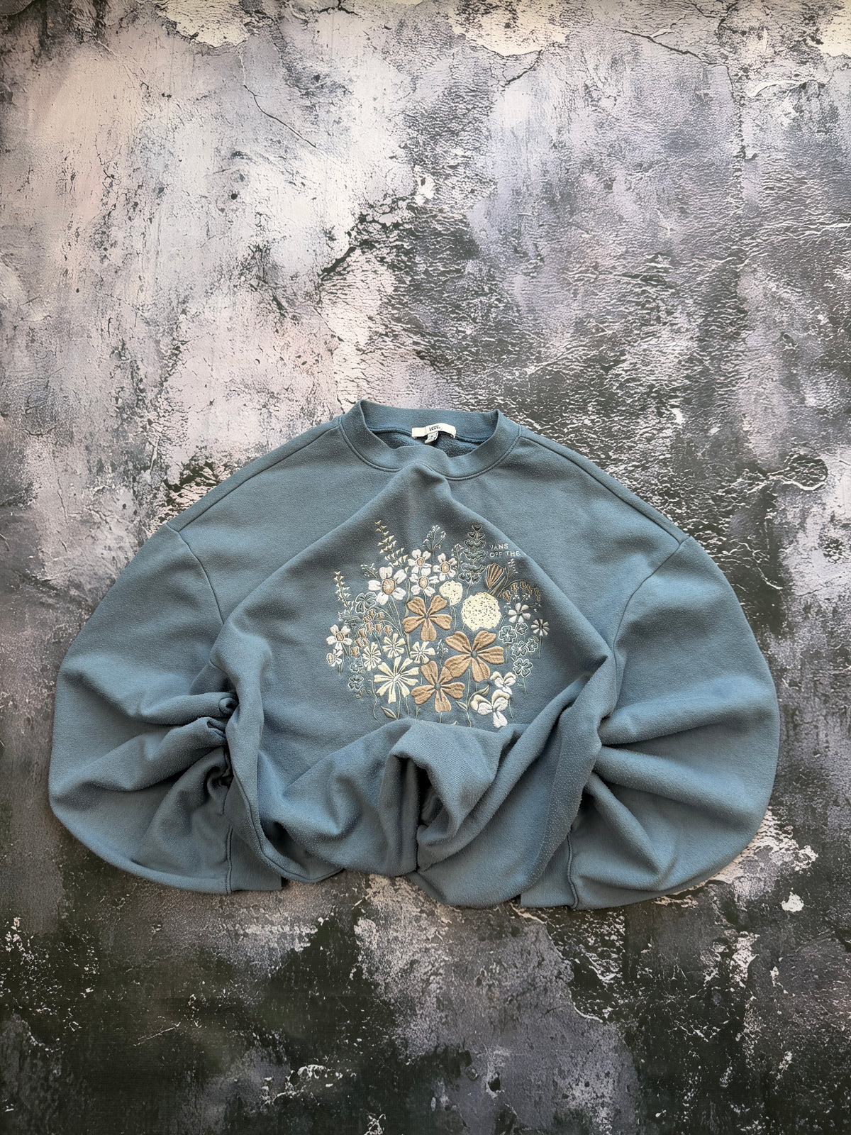 Bluza Vans niebieska z haftem kwiatowym – krój oversize – M — ujęcie główne