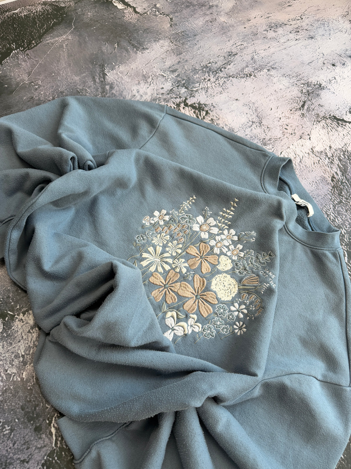 Bluza Vans niebieska z haftem kwiatowym – krój oversize – M — ujęcie dodatkowe 3