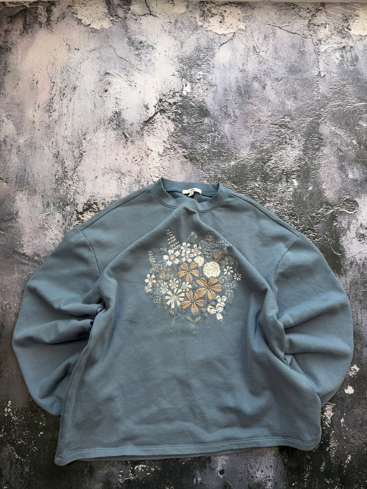 Bluza Vans niebieska z haftem kwiatowym – krój oversize – M — przód na płasko