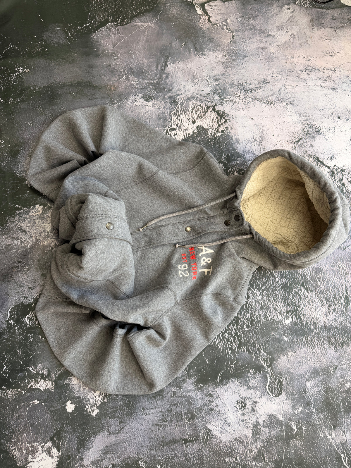 Bluza Abercrombie & Fitch szara ocieplana – krój przylegający – S — ujęcie dodatkowe 2