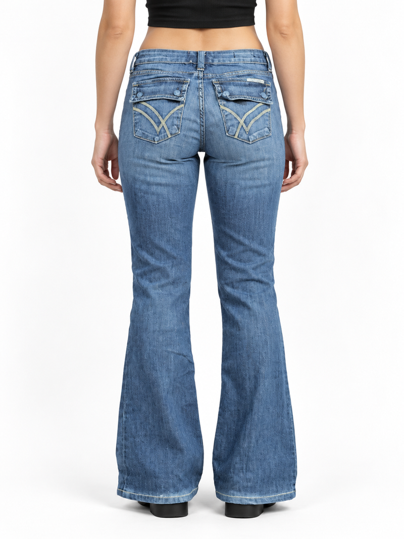 Jeansy William Rast bootcut z haftowanymi klapkami — tył na modelce, wizualizacja AI