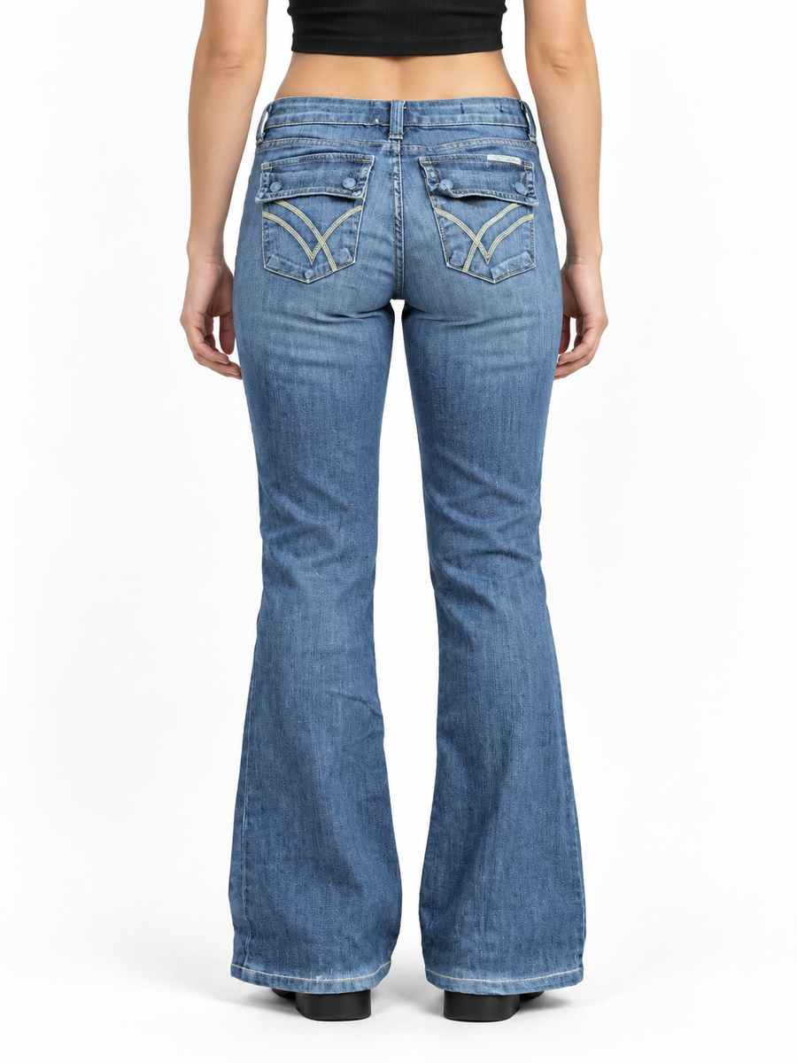 Jeansy William Rast bootcut z haftowanymi klapkami — tył na modelce, wizualizacja AI