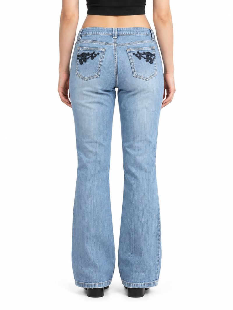 Jasne jeansy bootcut Y2K z czarnym haftem — tył na modelce, wizualizacja AI