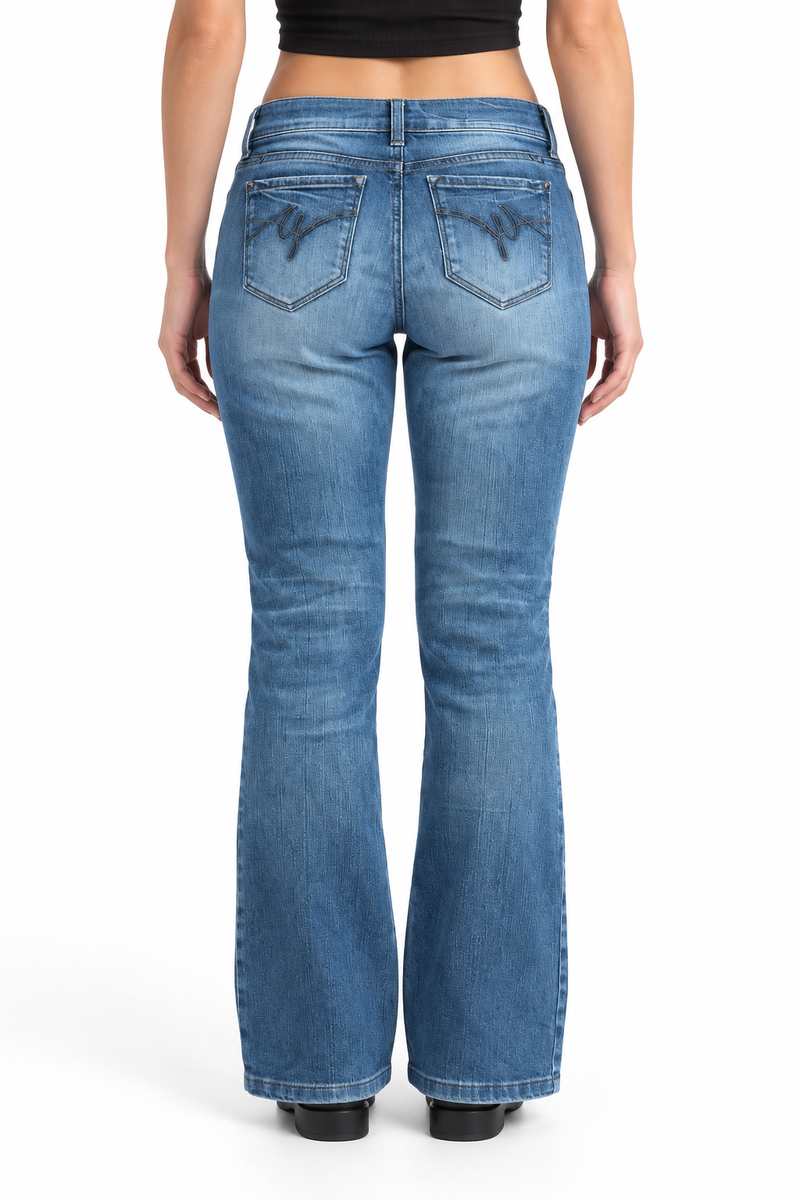 Jeansy bootcut Y2K z ciemnym falistym haftem — tył na modelce, wizualizacja AI