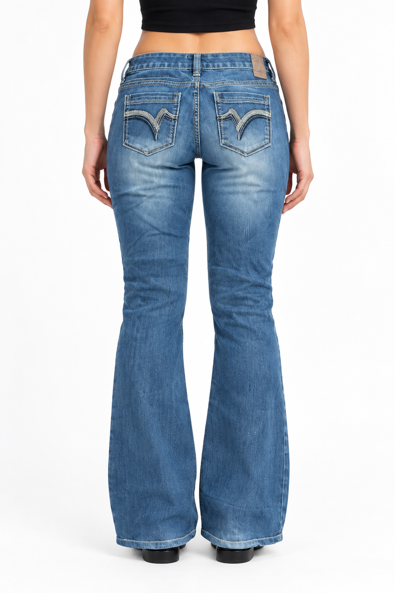 Jeansy bootcut Y2K z kontrastowym haftem V — tył na modelce, wizualizacja AI