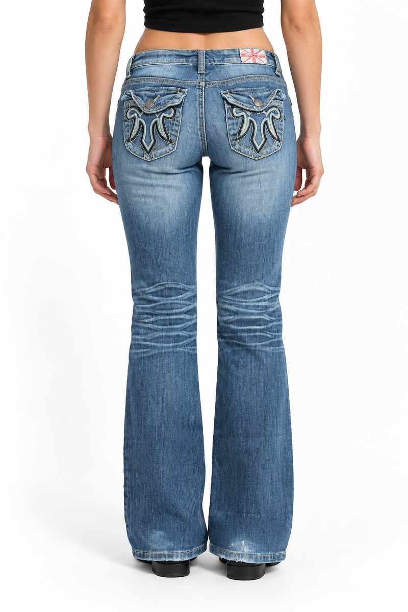 Jeansy bootcut Y2K z haftem tribal i przetarciami — tył na modelce, wizualizacja AI