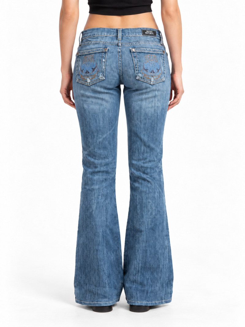 Jeansy Rock & Republic bootcut z ozdobnym haftem — tył na modelce, wizualizacja AI