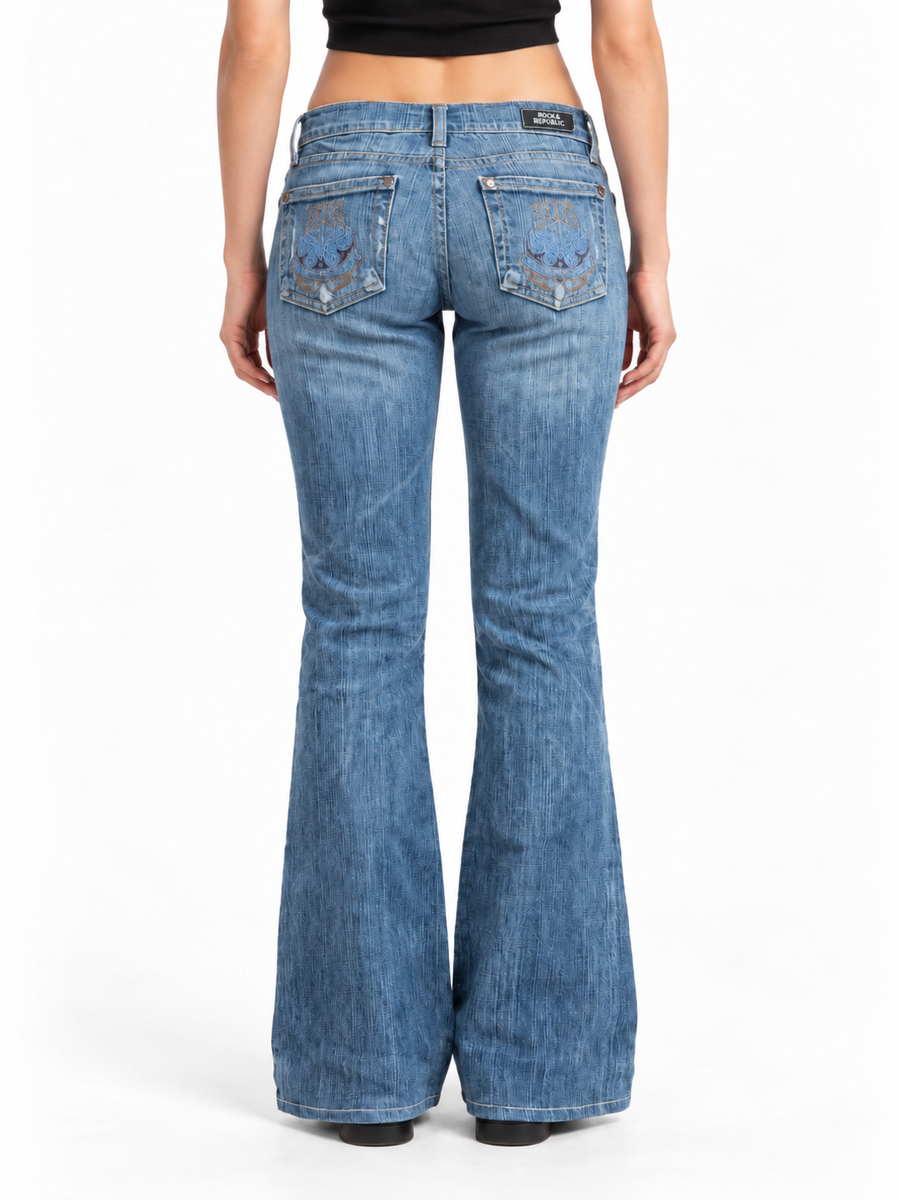 Jeansy Rock & Republic bootcut z ozdobnym haftem — tył na modelce, wizualizacja AI