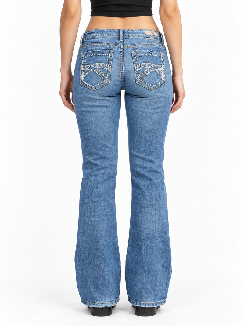 Jeansy Unionbay bootcut z jasnym haftem geometrycznym — tył na modelce, wizualizacja AI