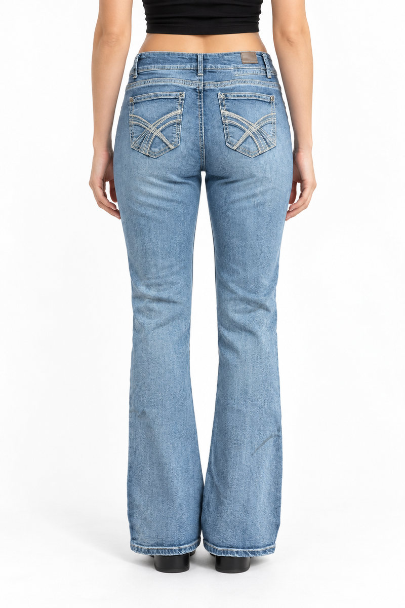 Jeansy bootcut Y2K na dwa guziki z haftem X — tył na modelce, wizualizacja AI