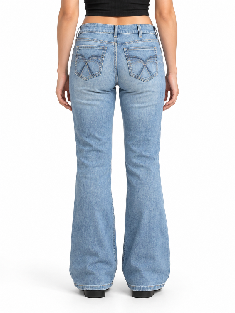 Jasne jeansy bootcut Y2K z haftowanymi kieszeniami — tył na modelce, wizualizacja AI