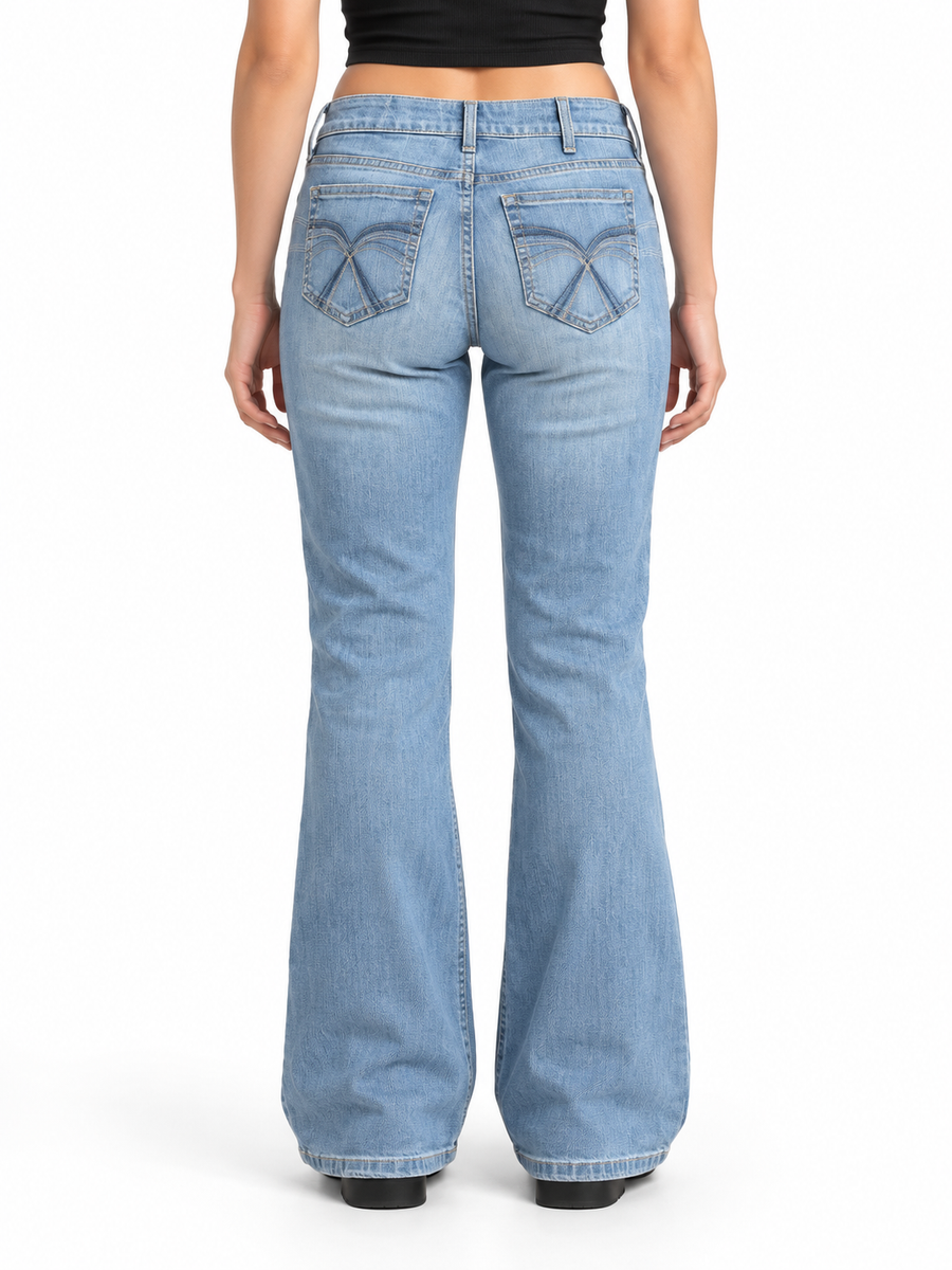 Jasne jeansy bootcut Y2K z haftowanymi kieszeniami — tył na modelce, wizualizacja AI