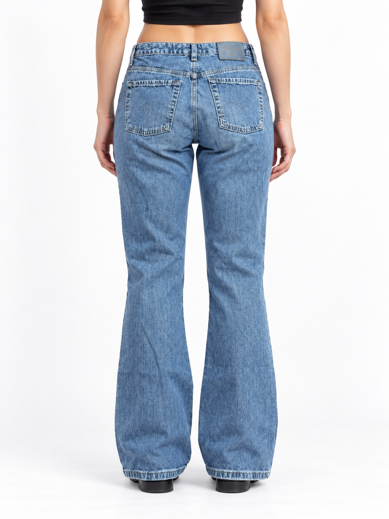 Jeansy Silver Jeans bootcut z marmurkowym spraniem — tył na modelce, wizualizacja AI