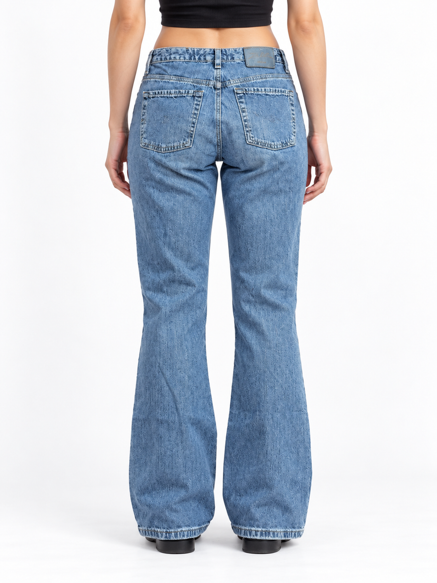 Jeansy Silver Jeans bootcut z marmurkowym spraniem — tył na modelce, wizualizacja AI