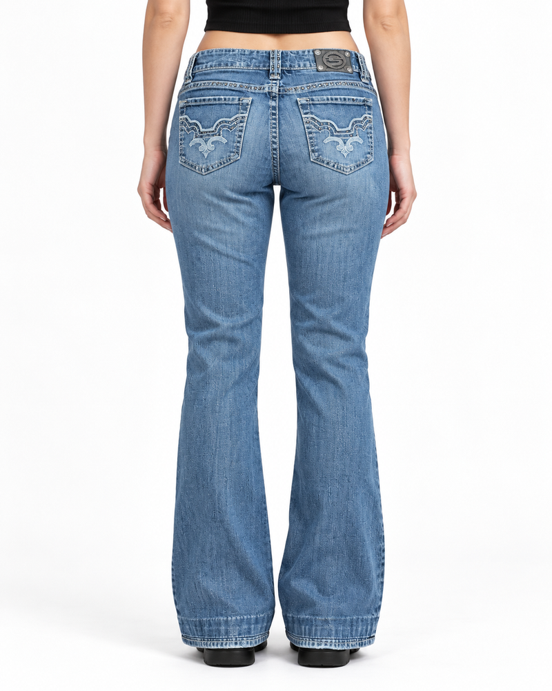 Jeansy bootcut Y2K z ornamentem i nitami — tył na modelce, wizualizacja AI