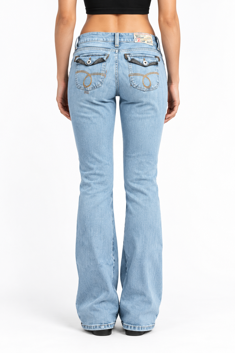 Jeansy Z. Cavaricci bootcut z haftem i klapkami — tył na modelce, wizualizacja AI