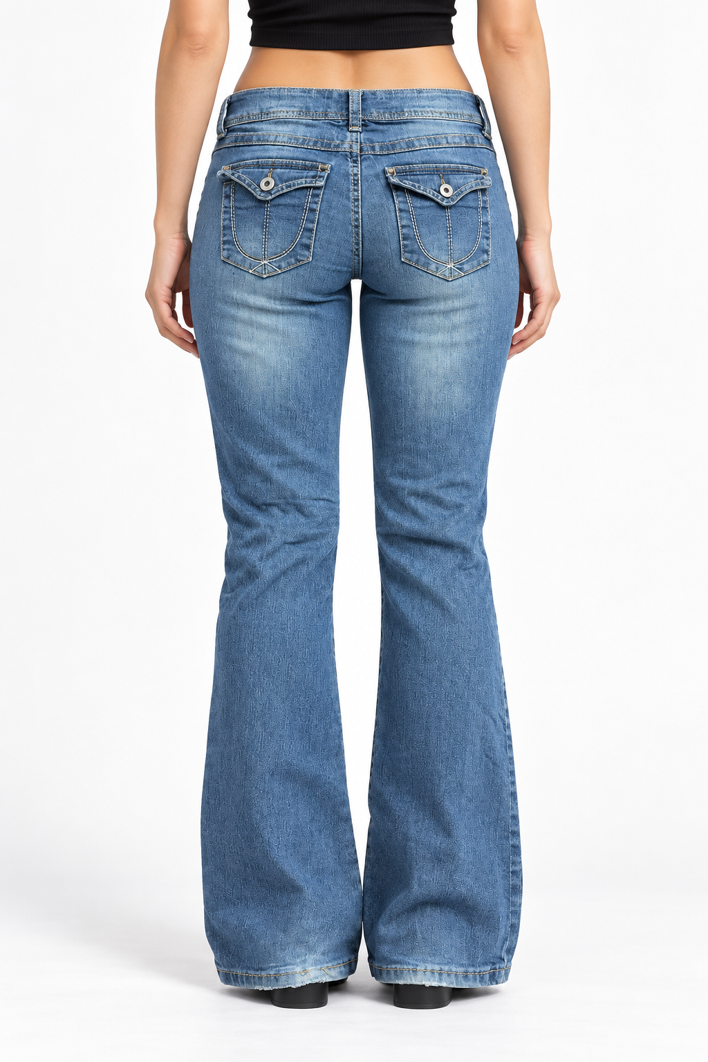 Jeansy bootcut Y2K z klapkami i kontrastowym haftem — tył na modelce, wizualizacja AI