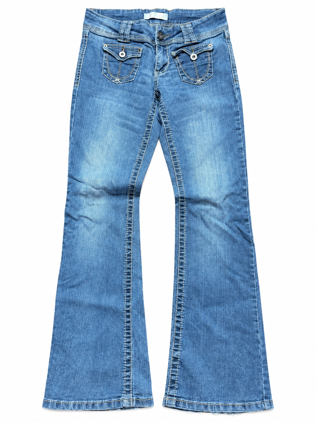 Jeansy bootcut Y2K z klapkami i kontrastowym haftem — przód spodni, wizualizacja AI