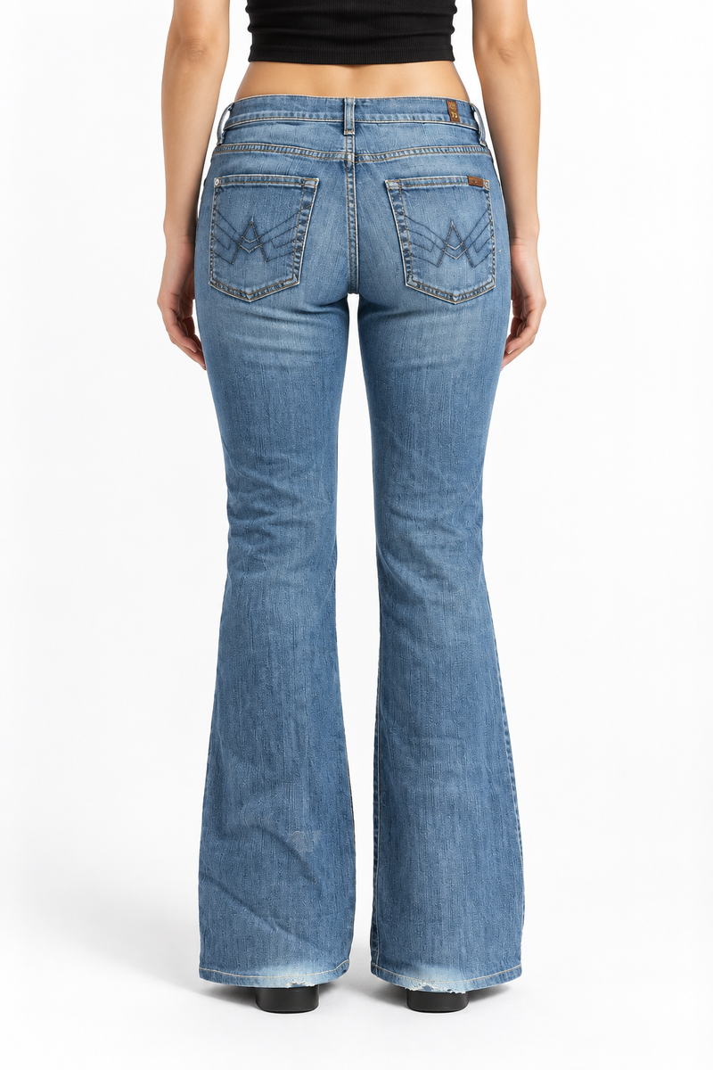 Jeansy 7 for all mankind bootcut z haftem — tył na modelce, wizualizacja AI