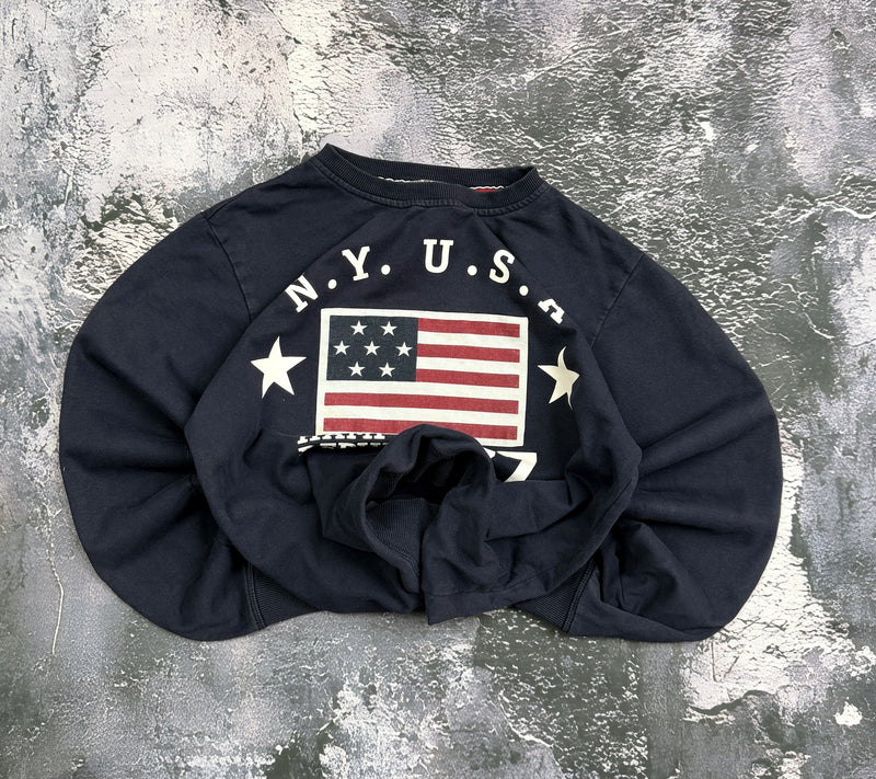Granatowa bluza z flagą USA i gwiazdami — widok całej rzeczy