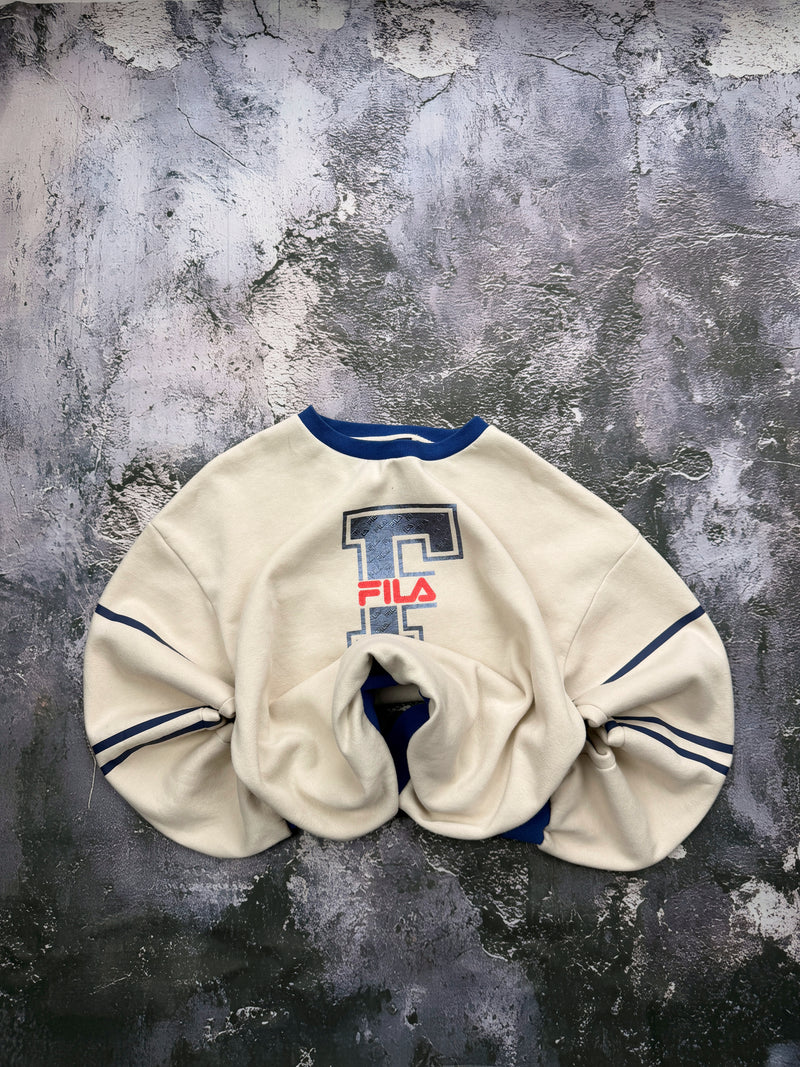 Bluza FILA kremowa z niebieskimi wykończeniami i dużą literą F – krój prosty — centralne