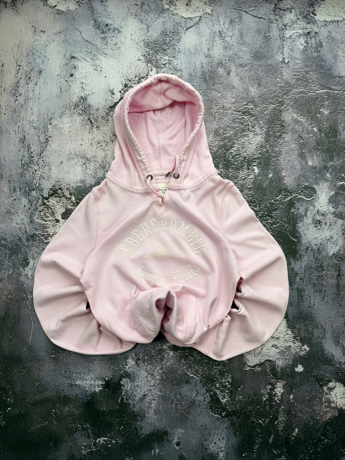 Bluza Abercrombie & Fitch jasnoróżowa z kapturem i haftowanym napisem – krój prosty – M — centralne