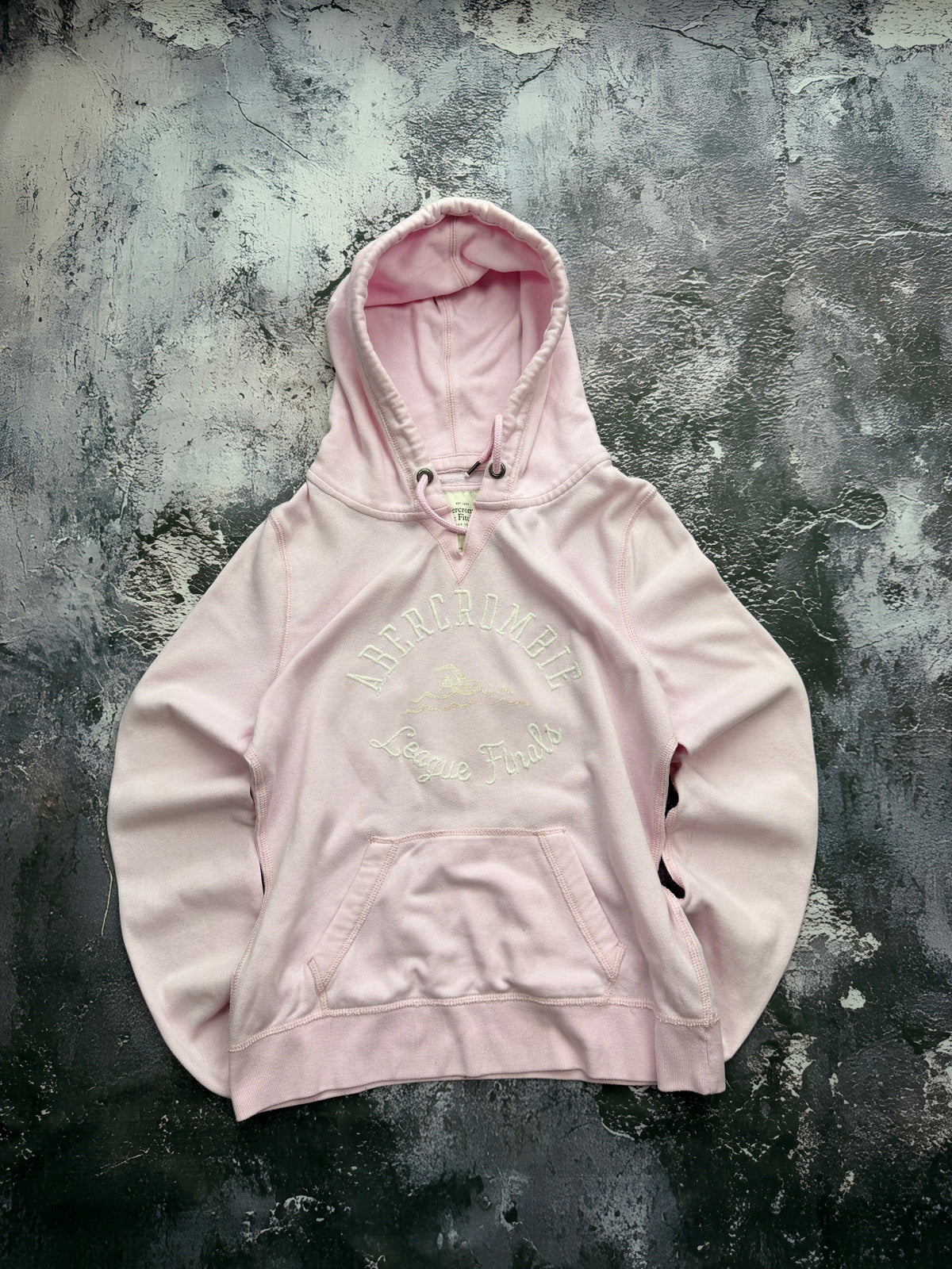 Bluza Abercrombie & Fitch jasnoróżowa z kapturem i haftowanym napisem – krój prosty – M — przod