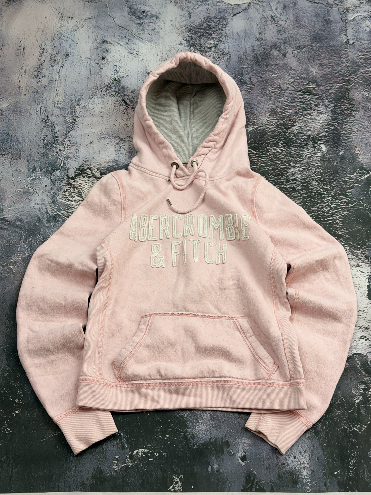 Bluza Abercrombie & Fitch jasnoróżowa z kapturem i miętowymi napisami – krój prosty — przod