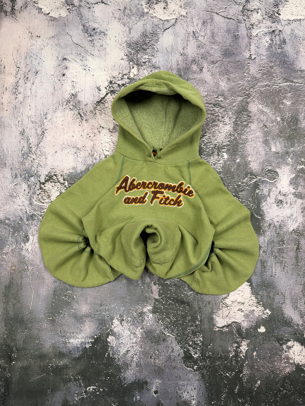 Bluza Abercrombie & Fitch zielona z kapturem i haftem – krój prosty – S — centralne