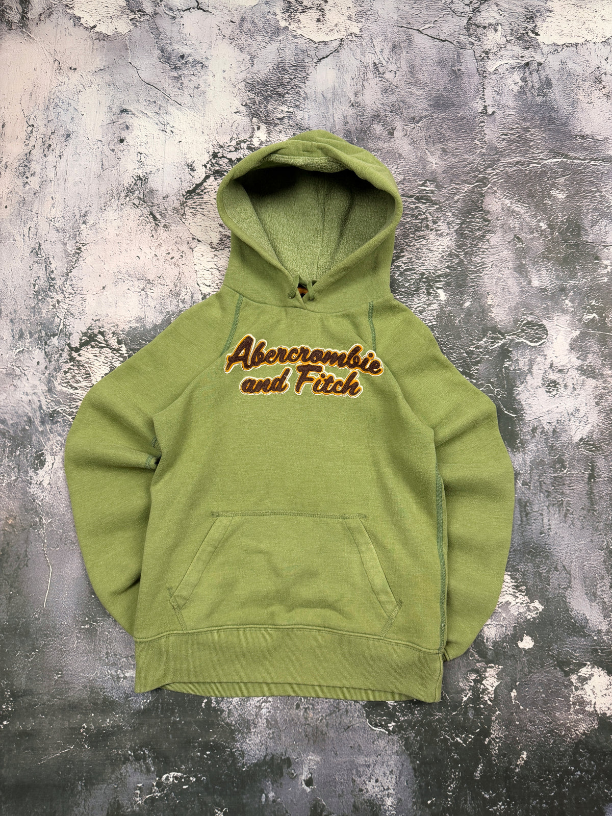 Bluza Abercrombie & Fitch zielona z kapturem i haftem – krój prosty – S — przod