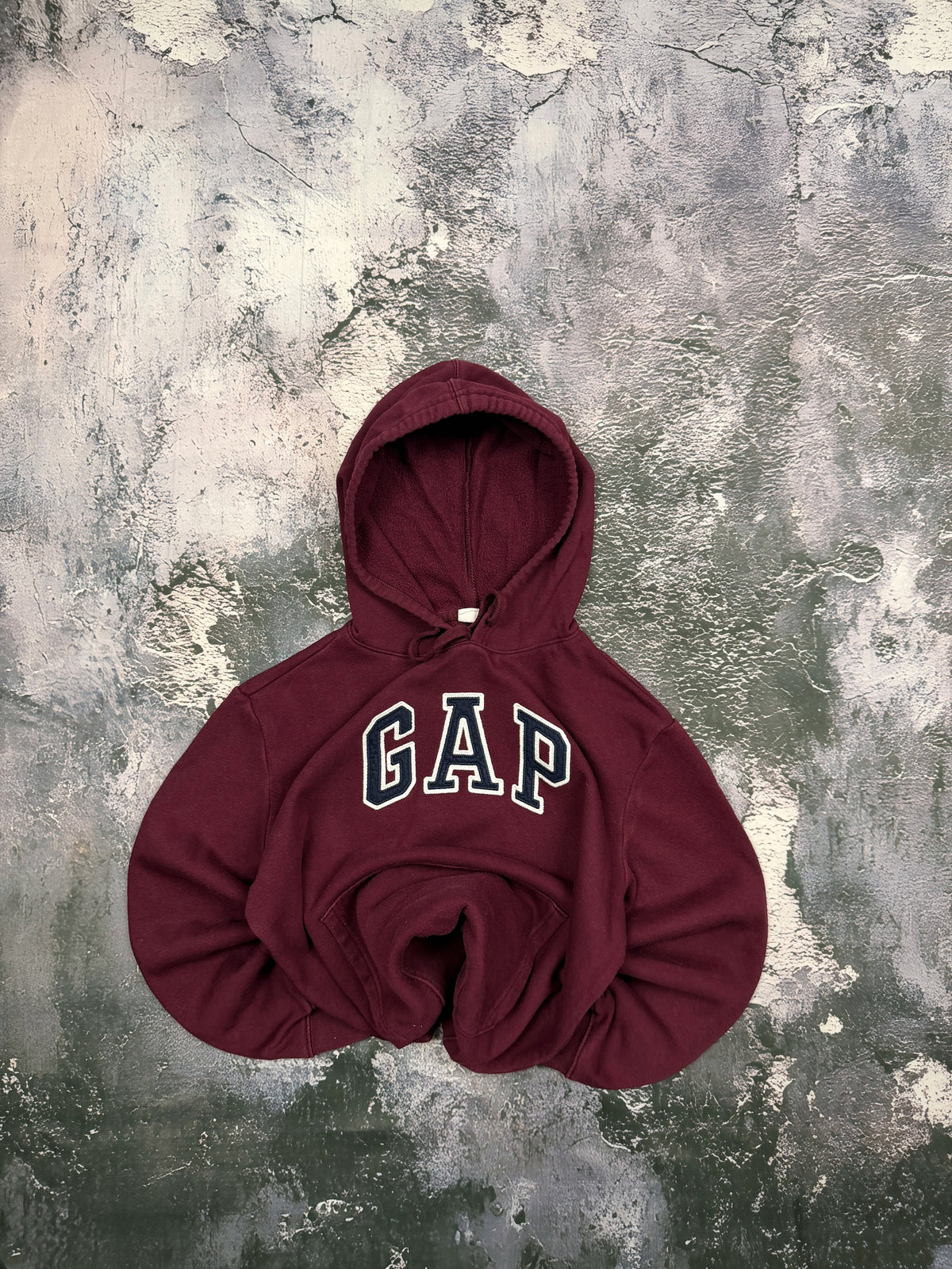 Bluza GAP bordowa z kapturem i dużą aplikacją – krój prosty – M — centralne