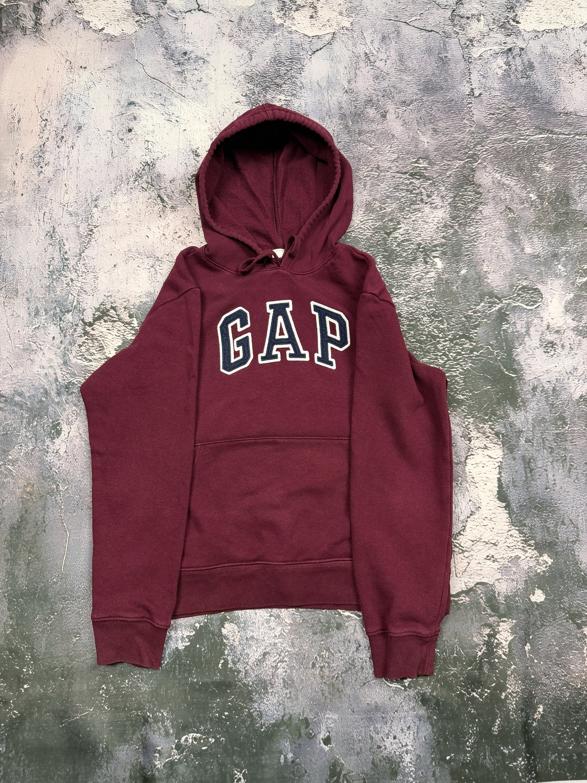 Bluza GAP bordowa z kapturem i dużą aplikacją – krój prosty – M — przod