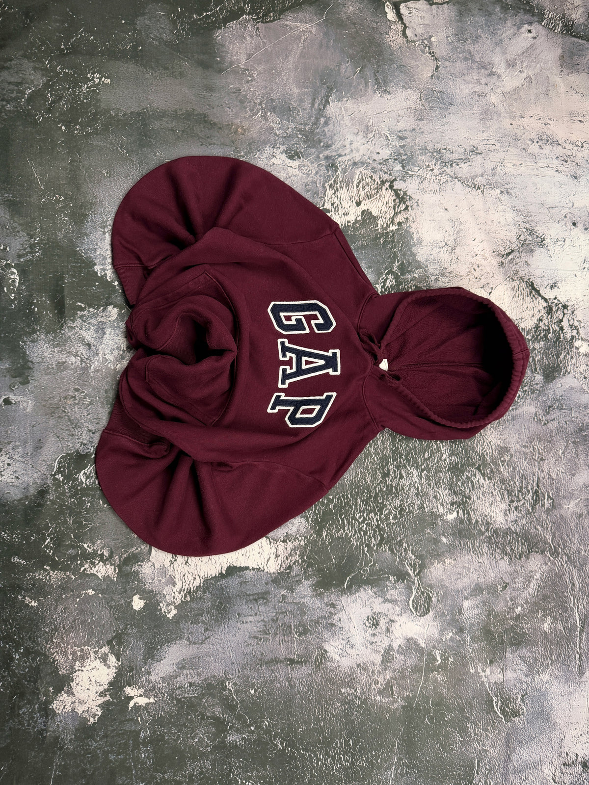 Bluza GAP bordowa z kapturem i dużą aplikacją – krój prosty – M — bok