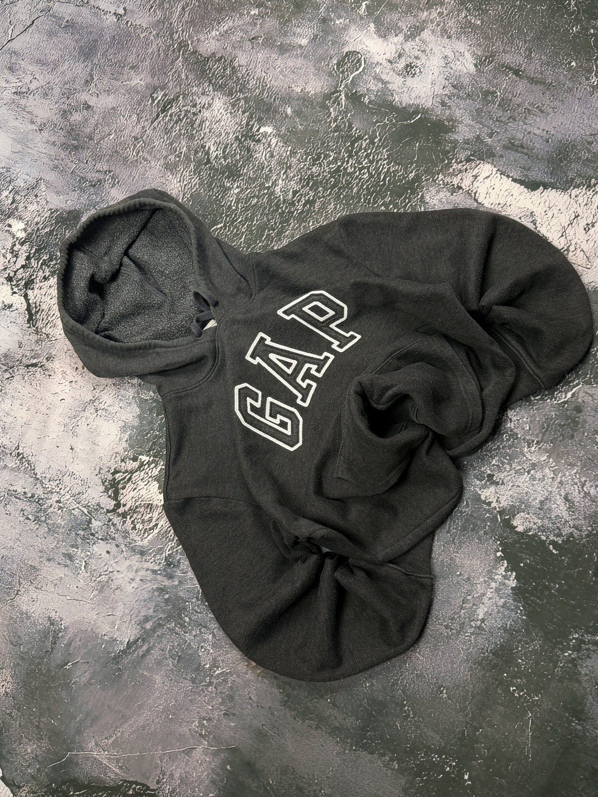 Bluza GAP grafitowa z kapturem i dużą aplikacją – krój prosty – M — bok