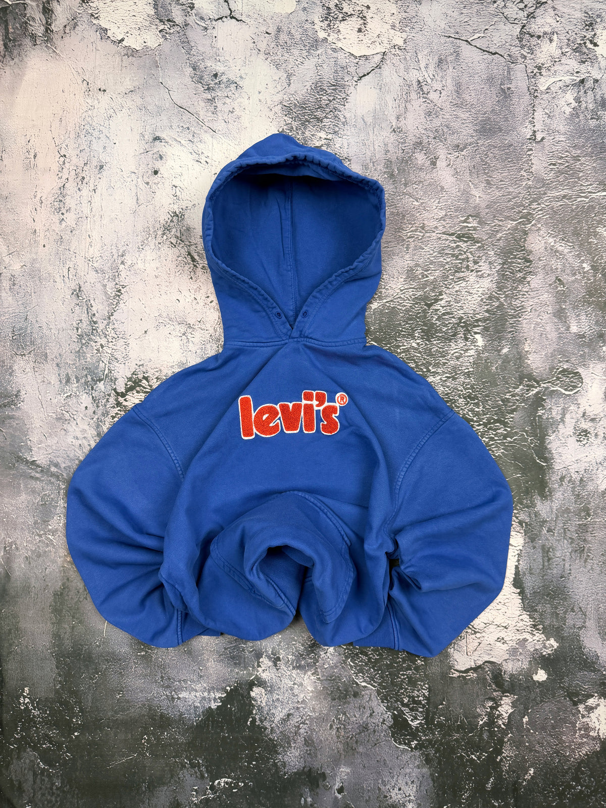 Bluza Levi's niebieska z kapturem i pomarańczowym logo – krój prosty – M — centralne