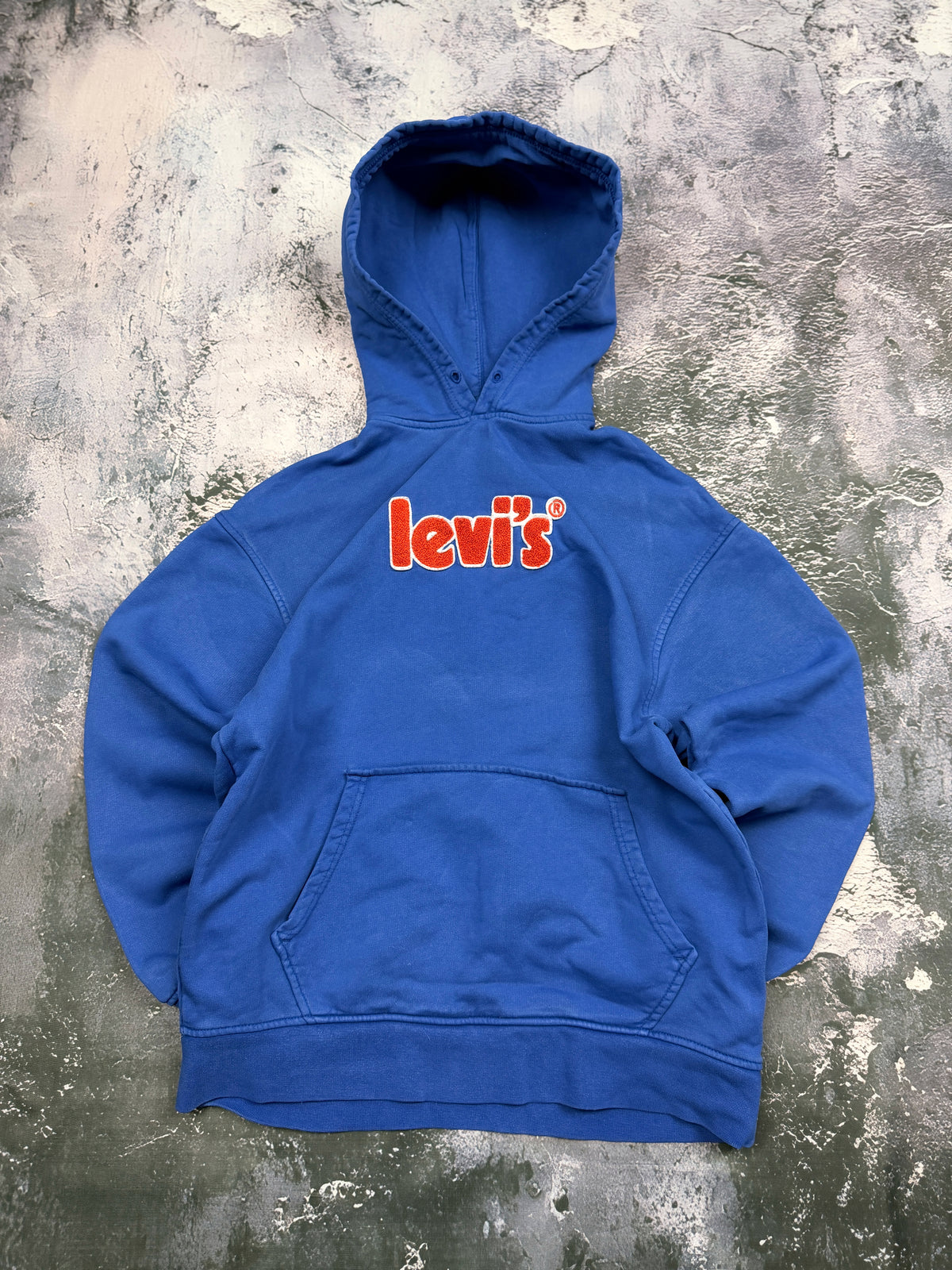 Bluza Levi's niebieska z kapturem i pomarańczowym logo – krój prosty – M — przod