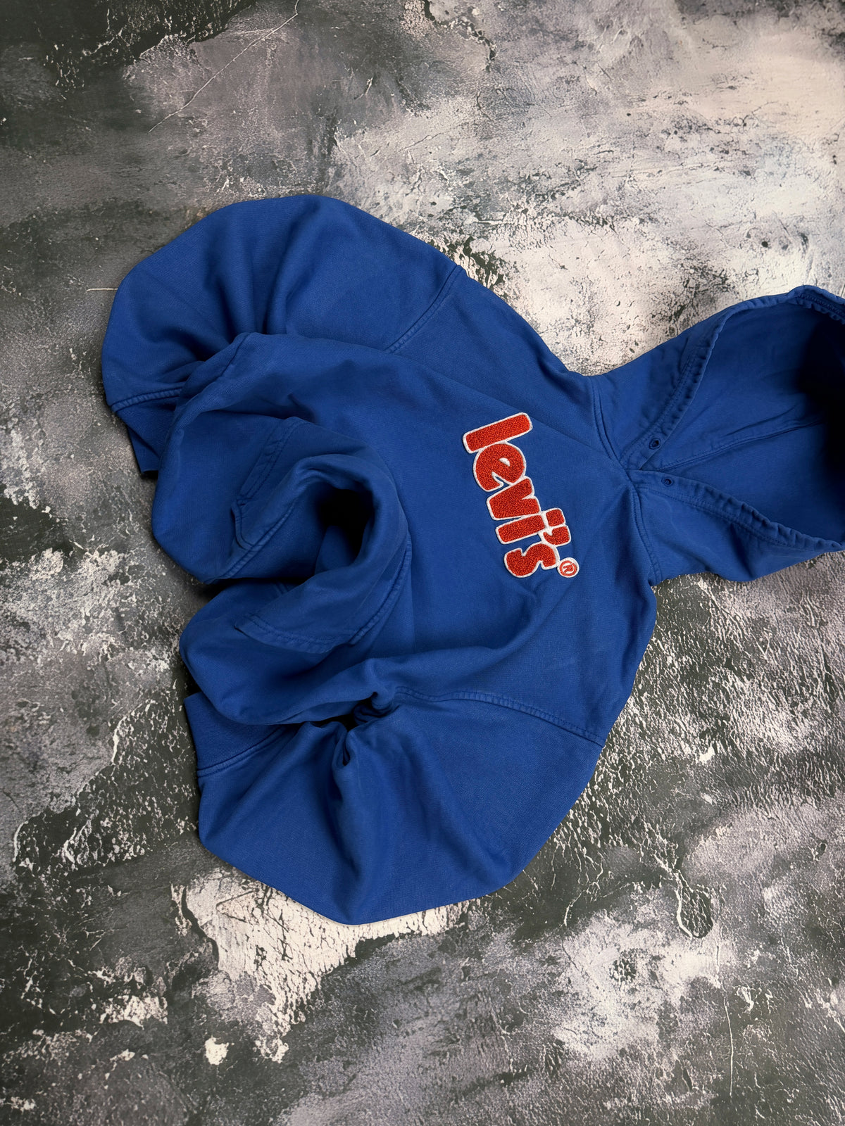 Bluza Levi's niebieska z kapturem i pomarańczowym logo – krój prosty – M — bok