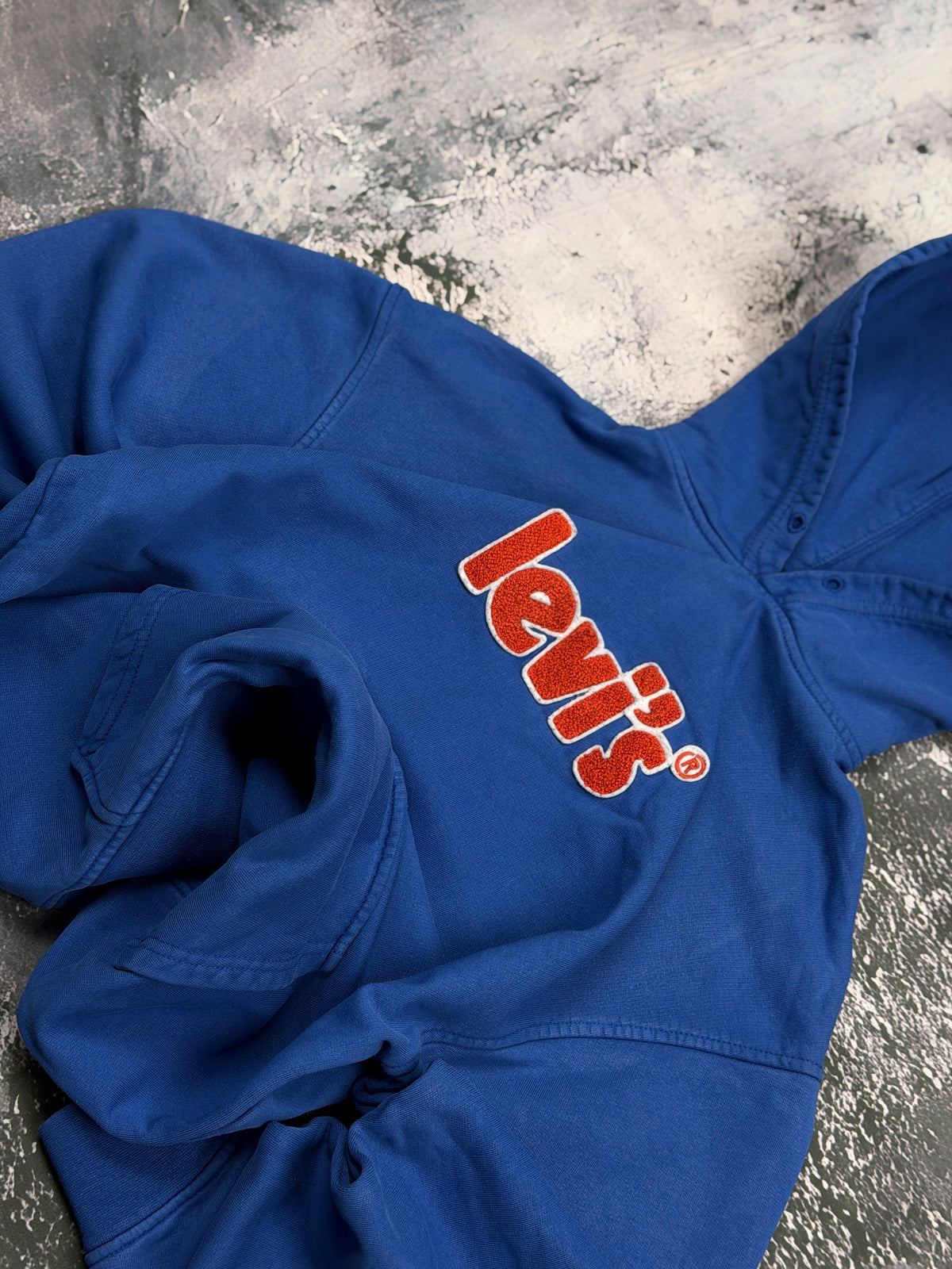 Bluza Levi's niebieska z kapturem i pomarańczowym logo – krój prosty – M — detal