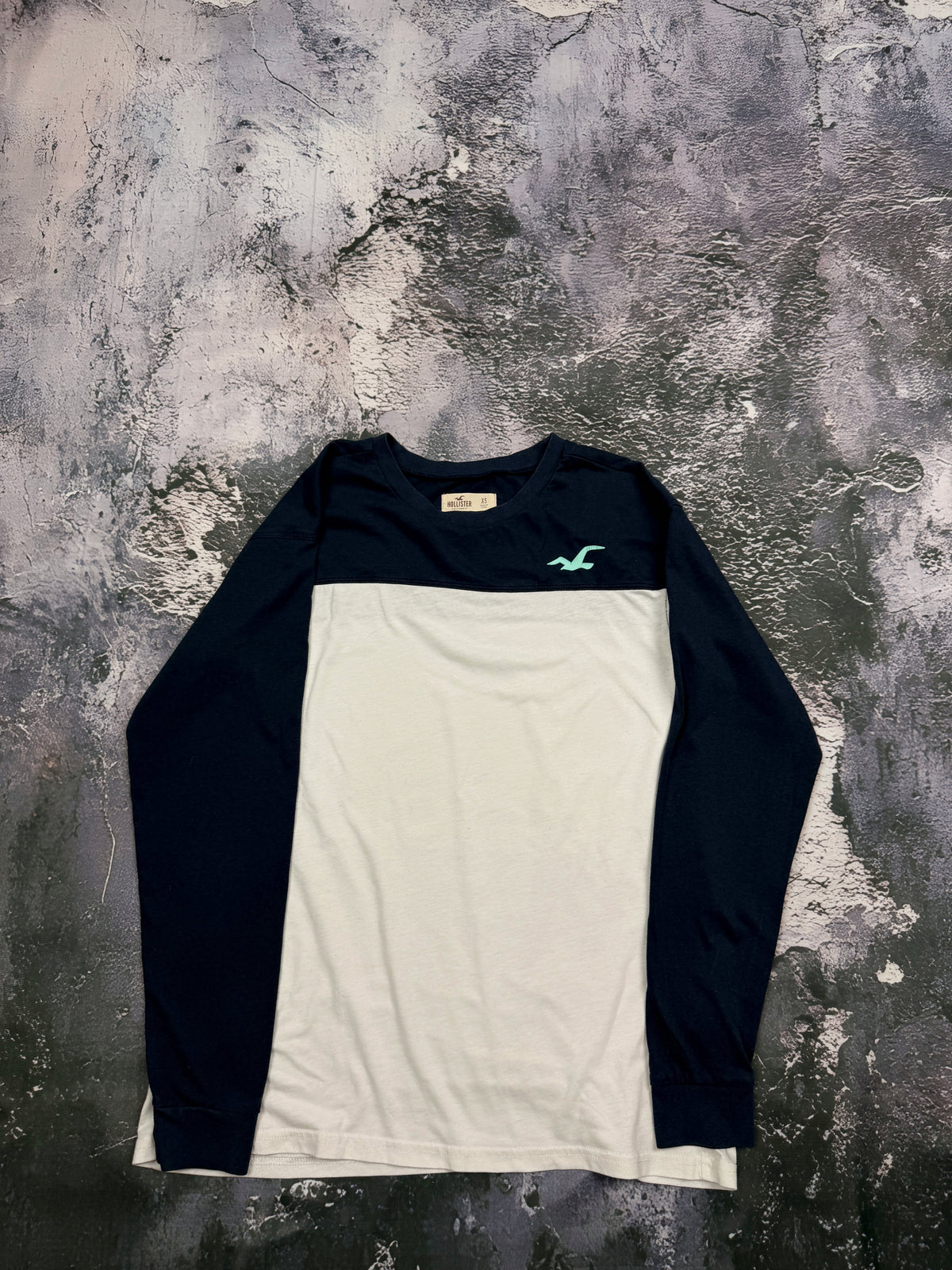 Bluza Hollister granatowo-kremowa z napisem California na plecach – krój prosty — przod